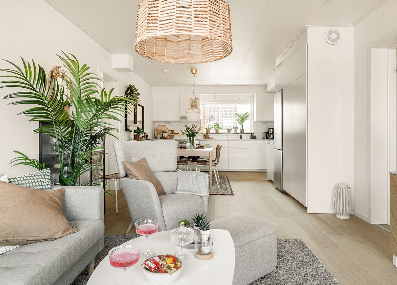 Foto av vardagsrum som är öppet till köket i en BoKlok lägenhet på 3 rum och kök.