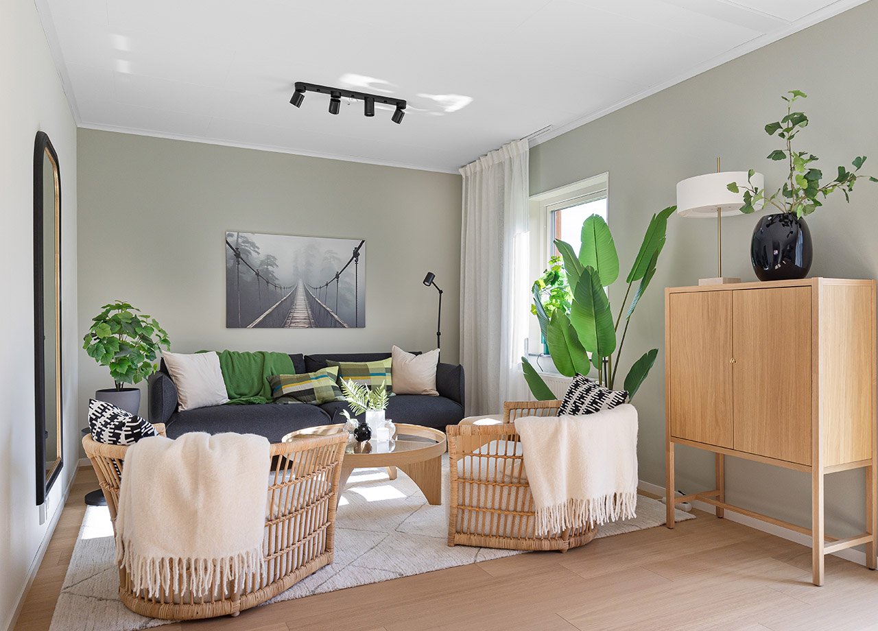 Vardagsrum med soffgrupp i BoKlok radhus.