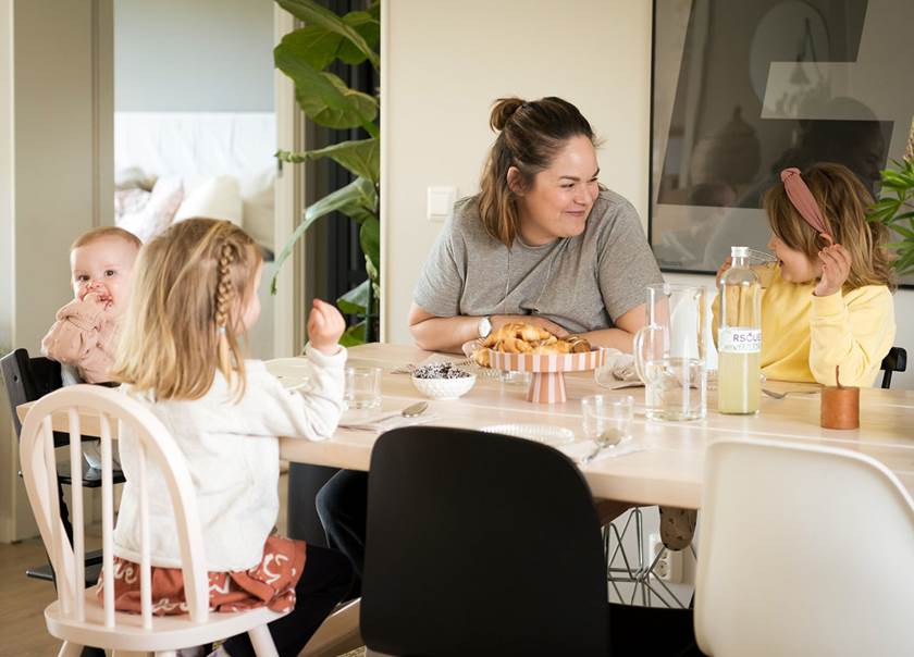 Familjen Ruud fikar vid sitt matbord i köket.