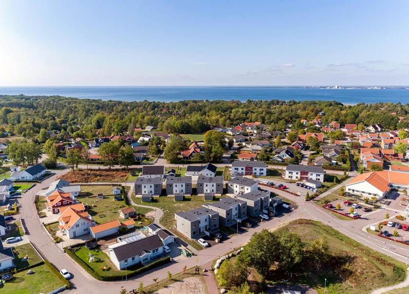 Flygfoto över Boklok Smaragden på Öland.