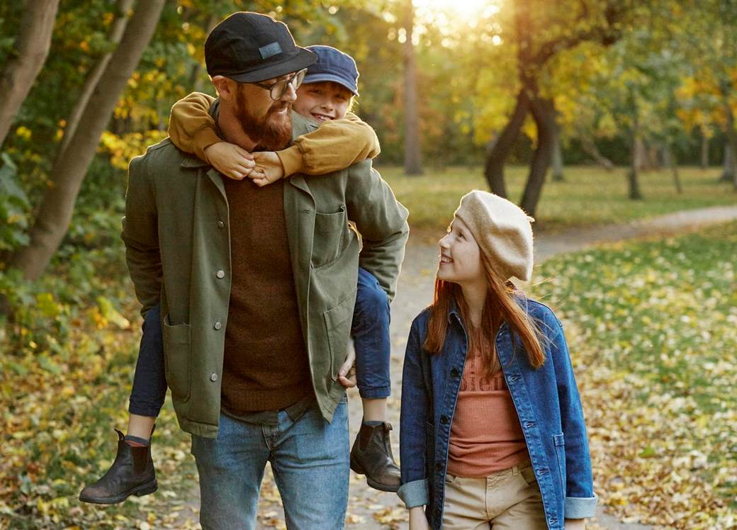 Pappa promenerar i skogen men två barn