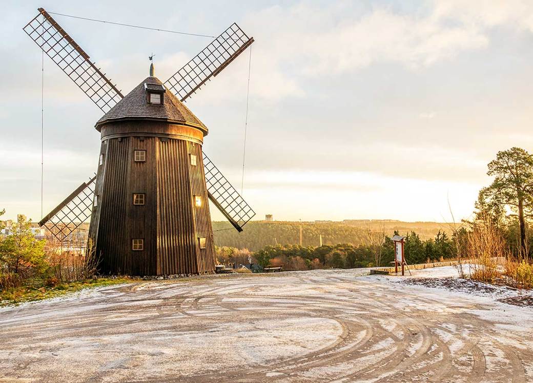 Väderkvarn i landskap i Södertälje.