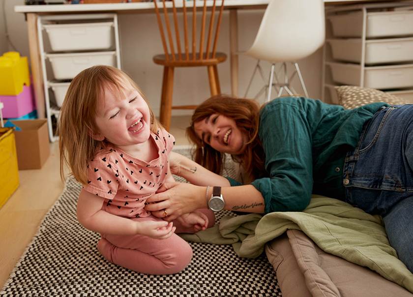 mamma och dotter leker på golvet