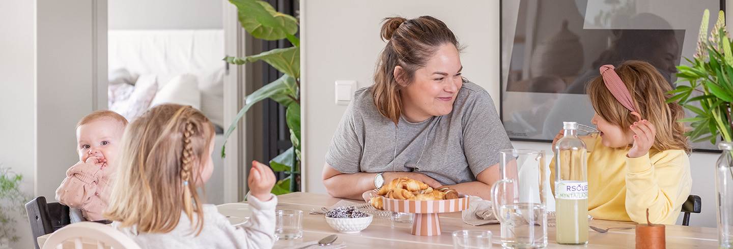 Mamma fikar med sina tre barn.