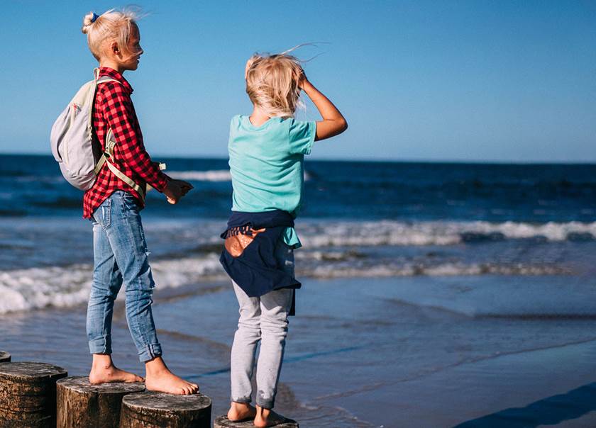 Två barn som blickar ut över havet