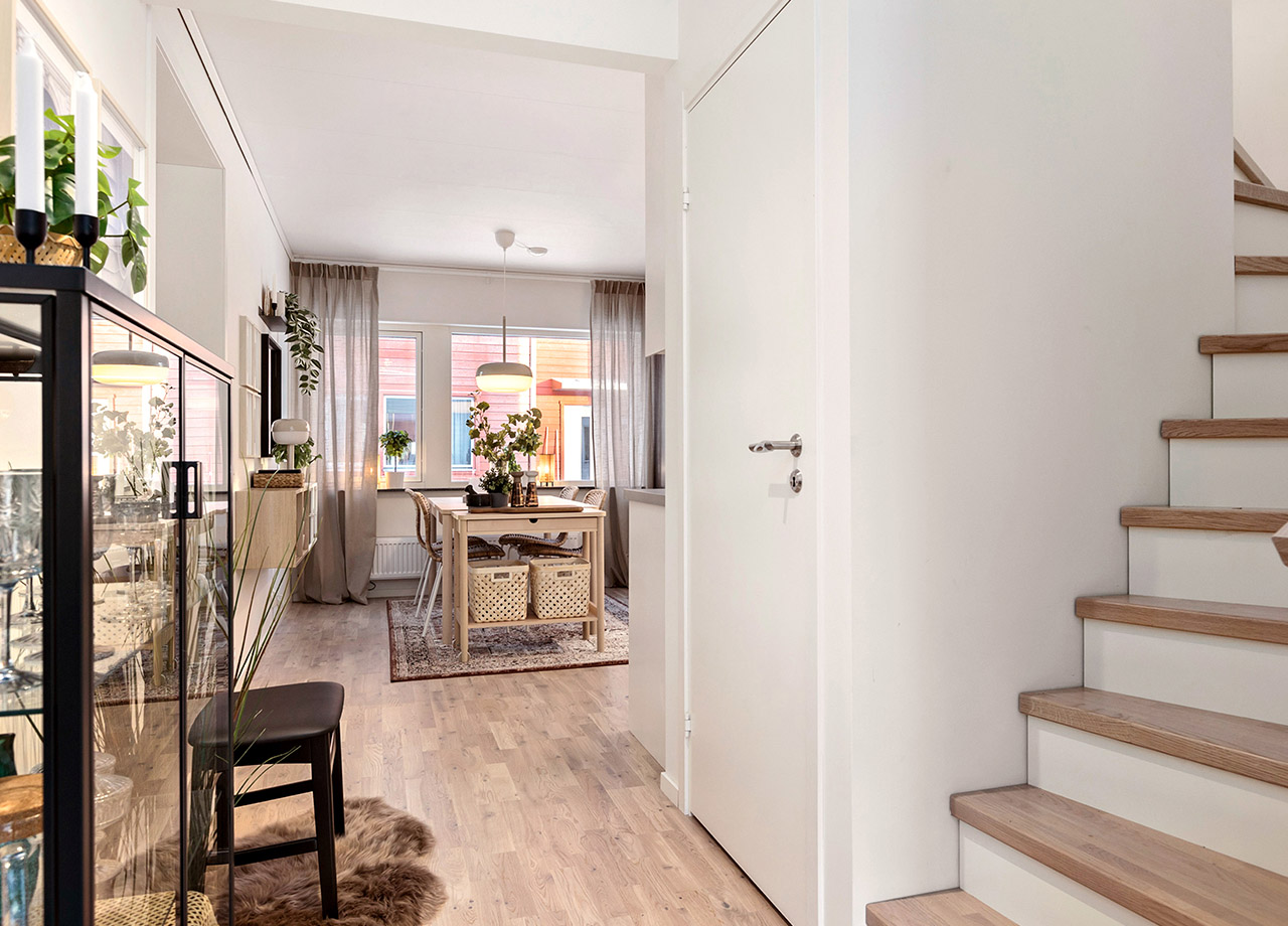 Gång mellan kök och vardagsrum med trapp till övervåning i BoKlok radhus 117 kvm