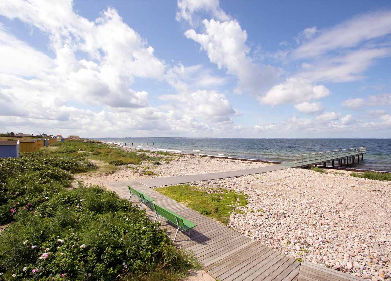 Foto av Vikens havsbad med strand och brygga.